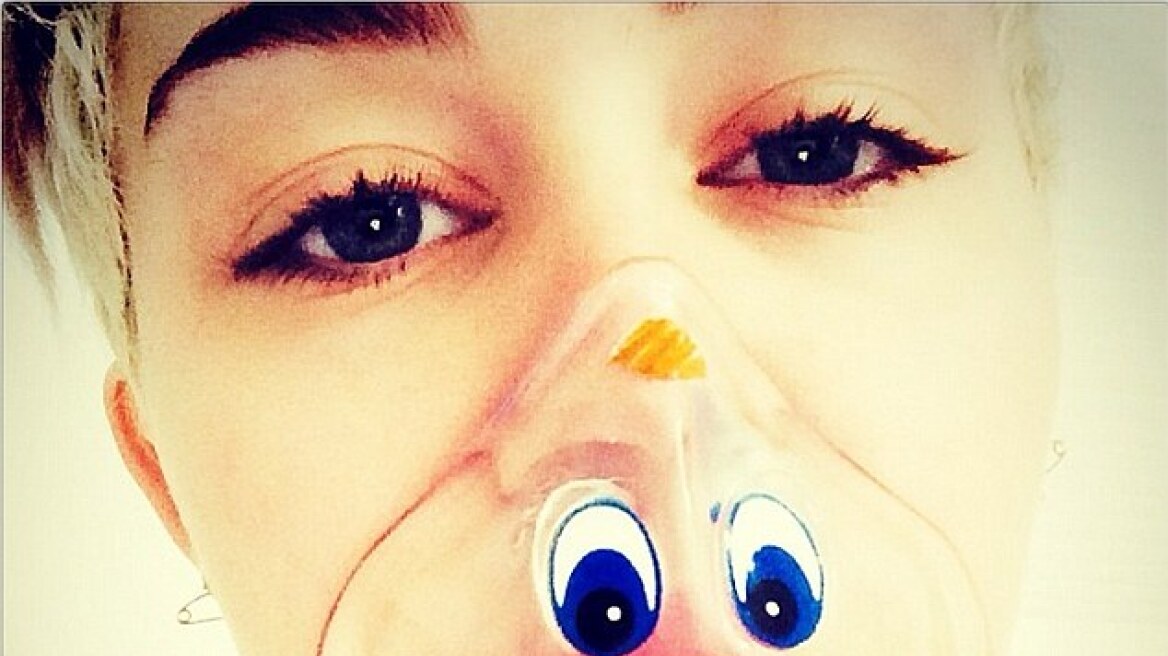 Miley Cyrus: Ποζάρει με την... πάπια – μάσκα οξυγόνου της