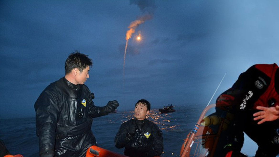 Ν. Κορέα: Το πλοίο βυθιζόταν και είχαν τους επιβάτες για 40 λεπτά ακινητοποιημένους