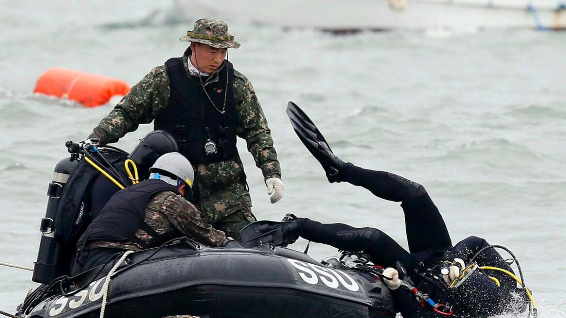Ν. Κορέα: Οι δύτες περισυνέλεξαν τα πρώτα πτώματα μέσα από το βυθισμένο πλοίο  