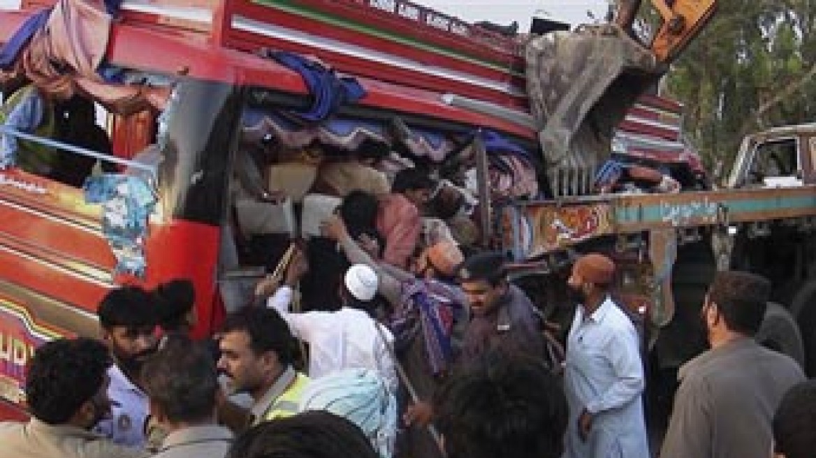 Πακιστάν: 42 νεκροί από σύγκρουση λεωφορείου με φορτηγό