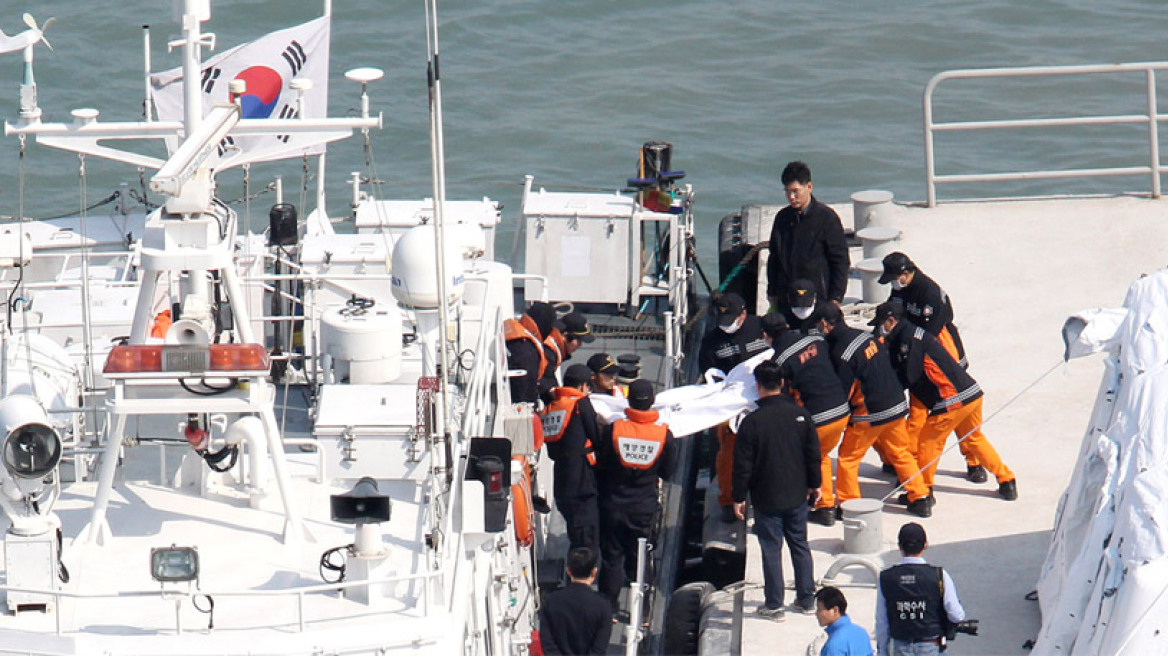 Νότια Κορέα: Ακόμη βγάζουν πτώματα από το κουφάρι του πλοίου