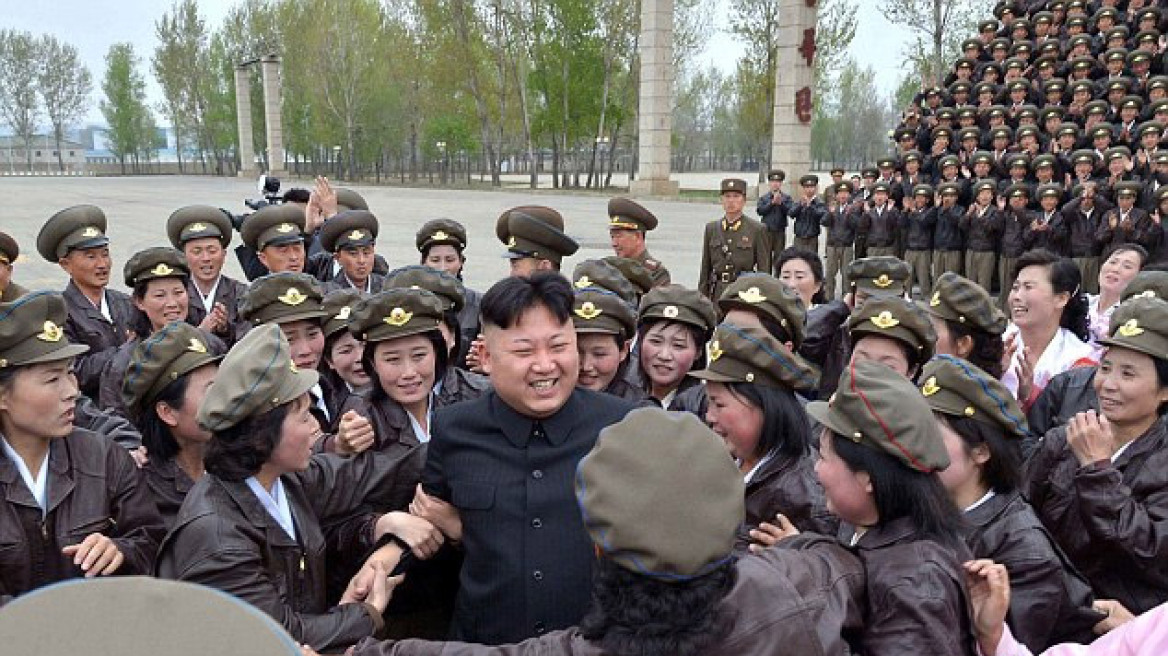 Βόρεια Κορέα: Σαν «τρελές» κάνουν οι γυναίκες για τον Κιμ Γιονγκ Ουν