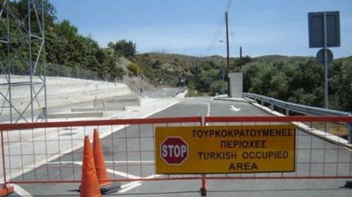Ουρές Τουρκοκυπρίων στα οδοφράγματα στην Κύπρο