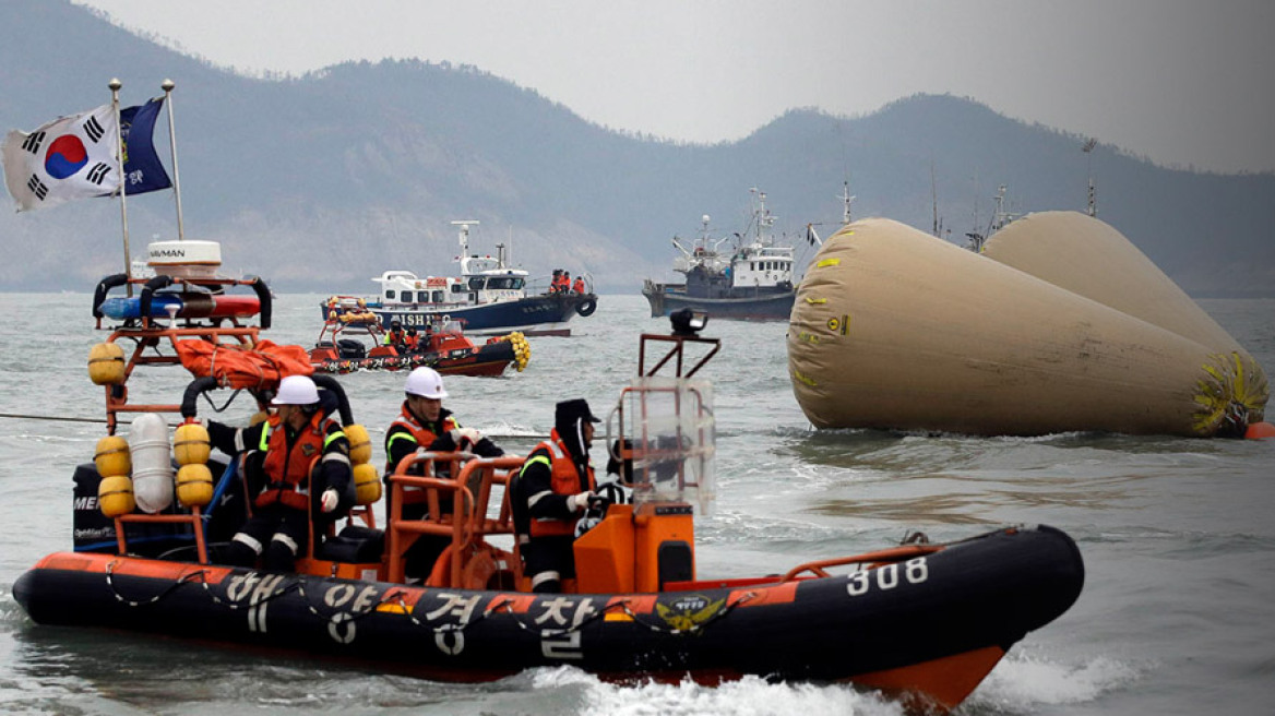 Νότια Κορέα: Το πλήρωμα είχε εντολή να εγκαταλείψει το πλοίο και άφησε τα παιδιά να πνιγούν