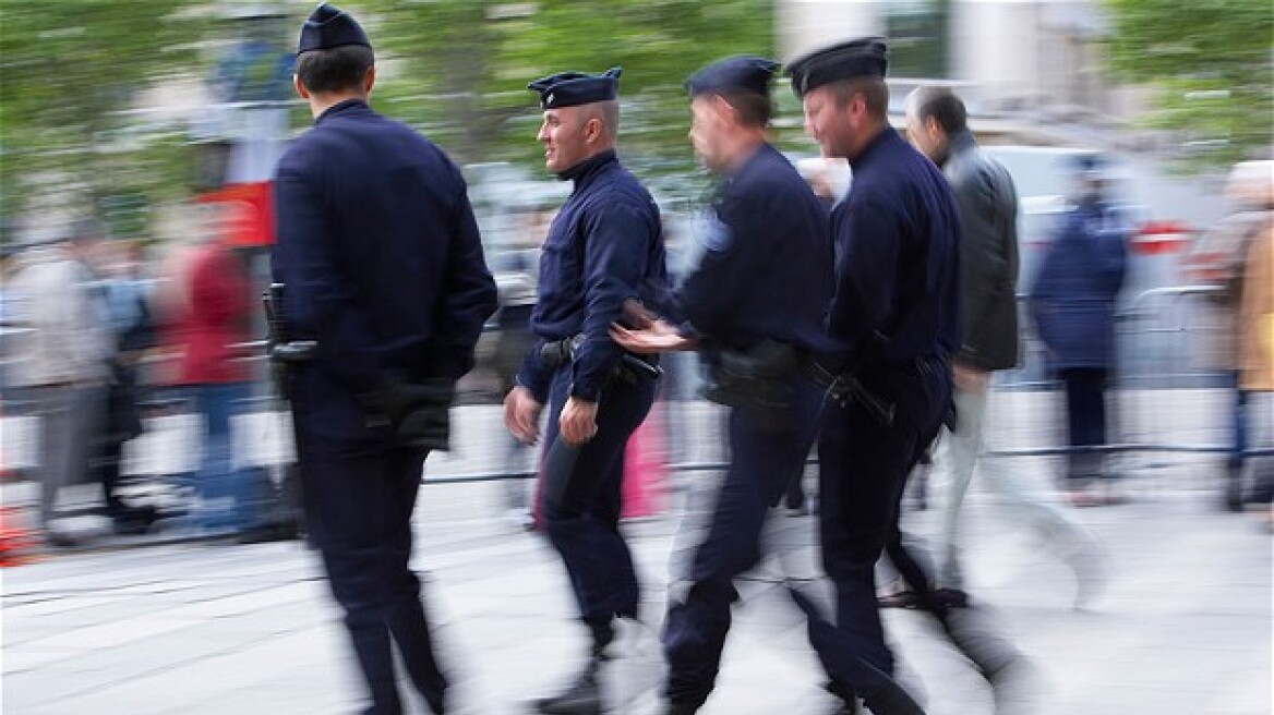 Γαλλία: Συνελήφθησαν τέσσερις αστυνομικοί για βιασμό τουρίστριας!