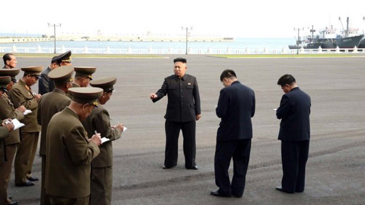 Βόρεια Κορέα: Τι σημειώνουν όλοι αυτοί δίπλα στον ηγέτη;