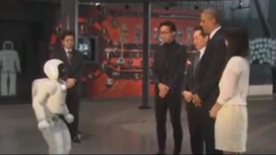 Βίντεο: Δείτε τον Ομπάμα να παίζει ποδόσφαιρο με ένα ρομπότ
