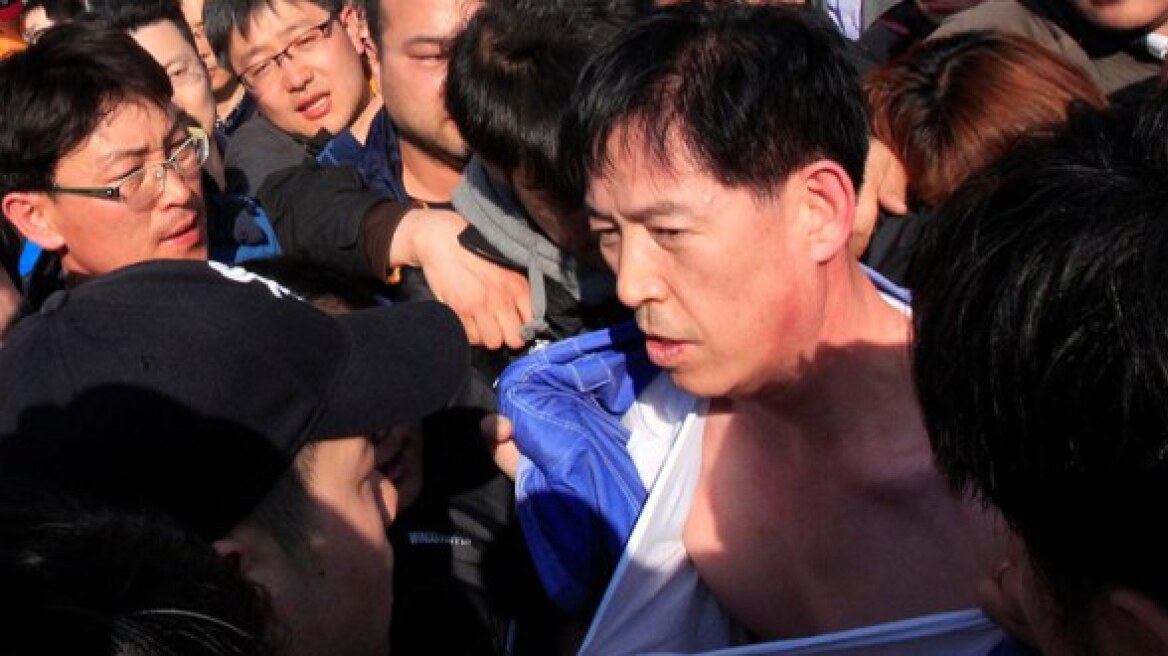 Βίντεο από τη Ν. Κορέα: Οργισμένοι γονείς «λιντσάρισαν» αξιωματούχους της Ακτοφυλακής