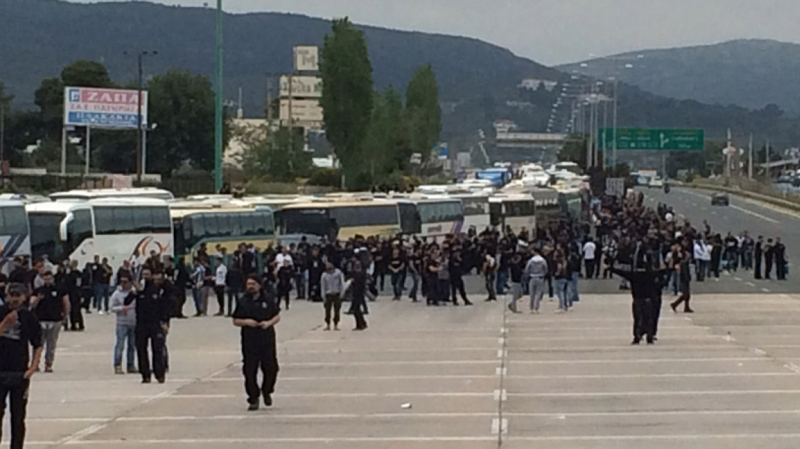 Απίστευτο χάος στην Εθνική Οδό και στην Αθήνα με το κομβόι των οπαδών του ΠΑΟΚ