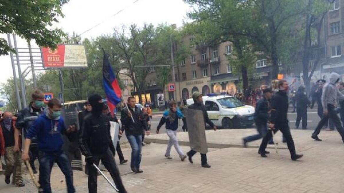 Ντόνετσκ: Βίαια επεισόδια μεταξύ φιλορώσων και υποστηρικτών της κυβέρνησης του Κιέβου