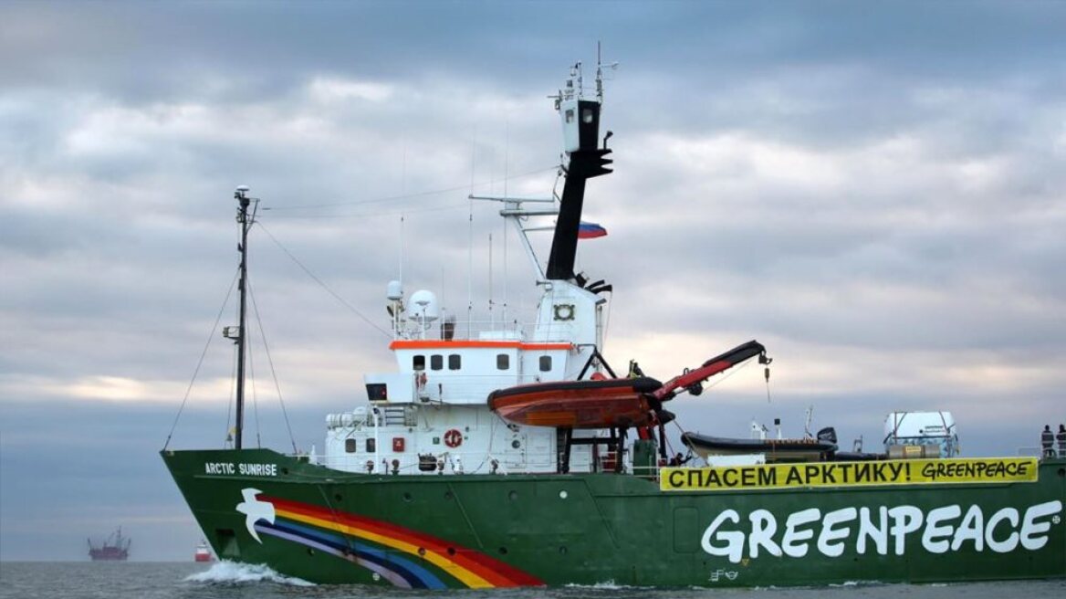 Πλοίο της Greenpeace «κυνηγάει» ρωσικό πετρελαιοφόρο