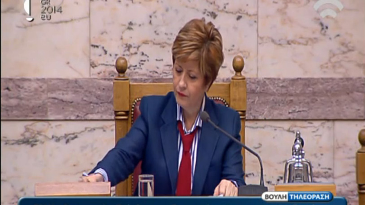 Βουλή: Με κοστούμι και γραβάτα η Μαρία Κόλλια