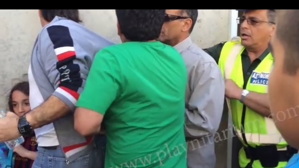 Απίστευτο: Βίντεο δείχνει Κύπριο αστυνομικό να ρίχνει σπρέι πιπεριού σε ανήλικα παιδάκια!