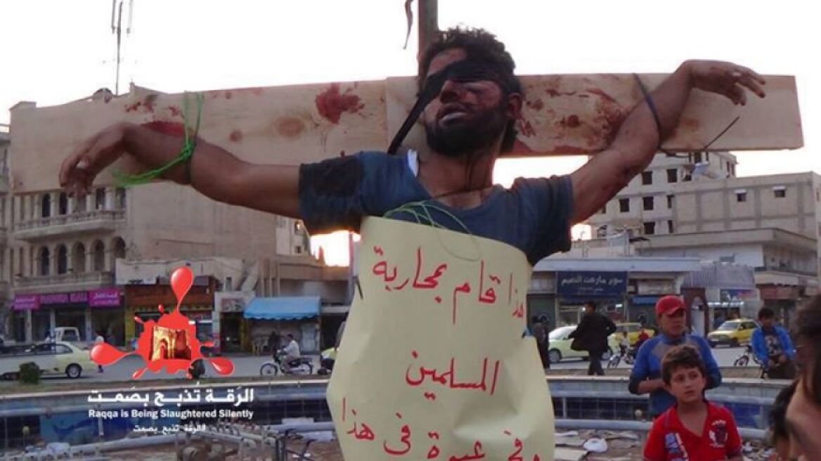 Συρία: Σοκάρουν οι εικόνες σταύρωσης ανταρτών από τζιχαντιστές
