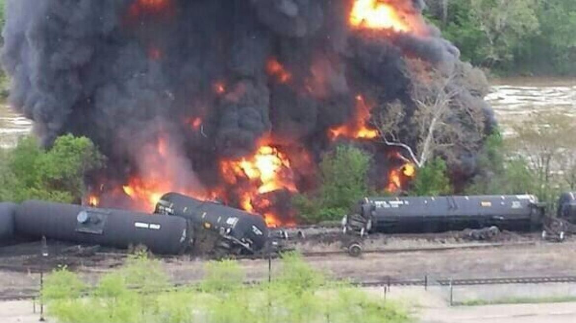 ΗΠΑ: Εκτροχιάστηκε τρένο και τυλίχθηκε στις φλόγες