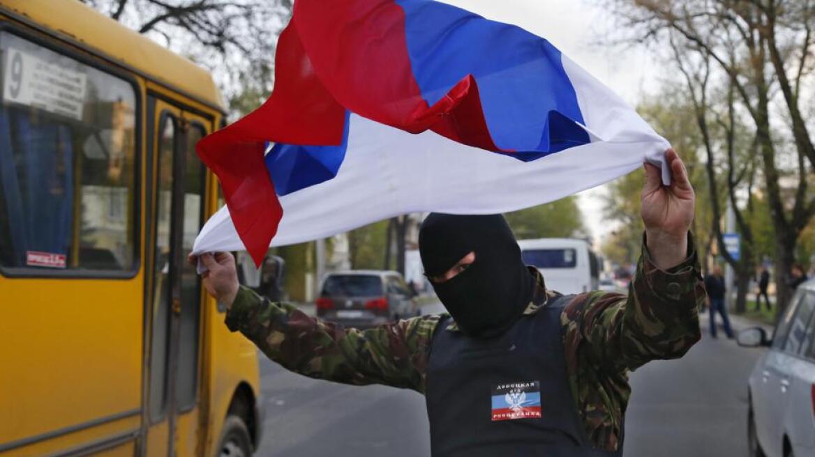 Κριμαία: Γιόρτασαν την Πρωτομαγιά με ρωσικές σημαίες και φωτογραφίες του Πούτιν 
