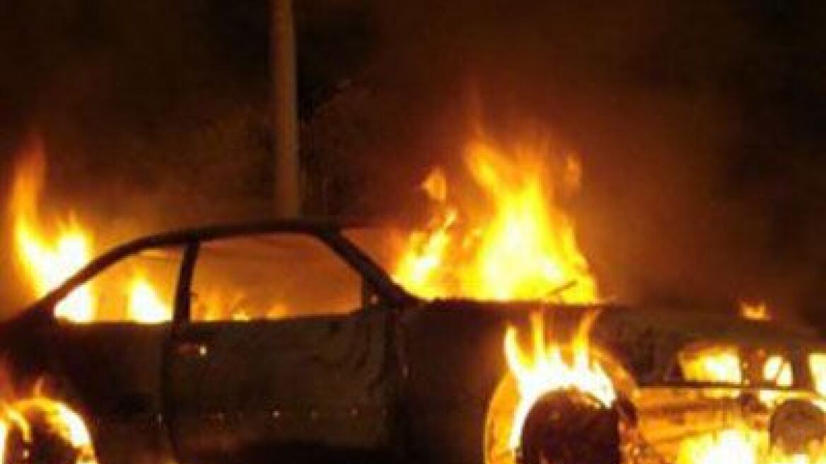 Ηράκλειο: Κάηκαν αυτοκίνητα τη νύχτα