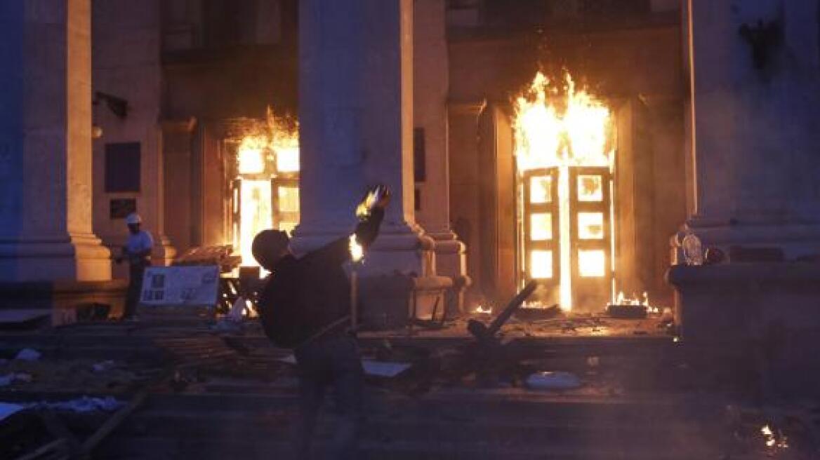Σοκαριστικό βίντεο: Πηδούσαν από τα παράθυρα του φλεγόμενου κτηρίου στην Οδησσό