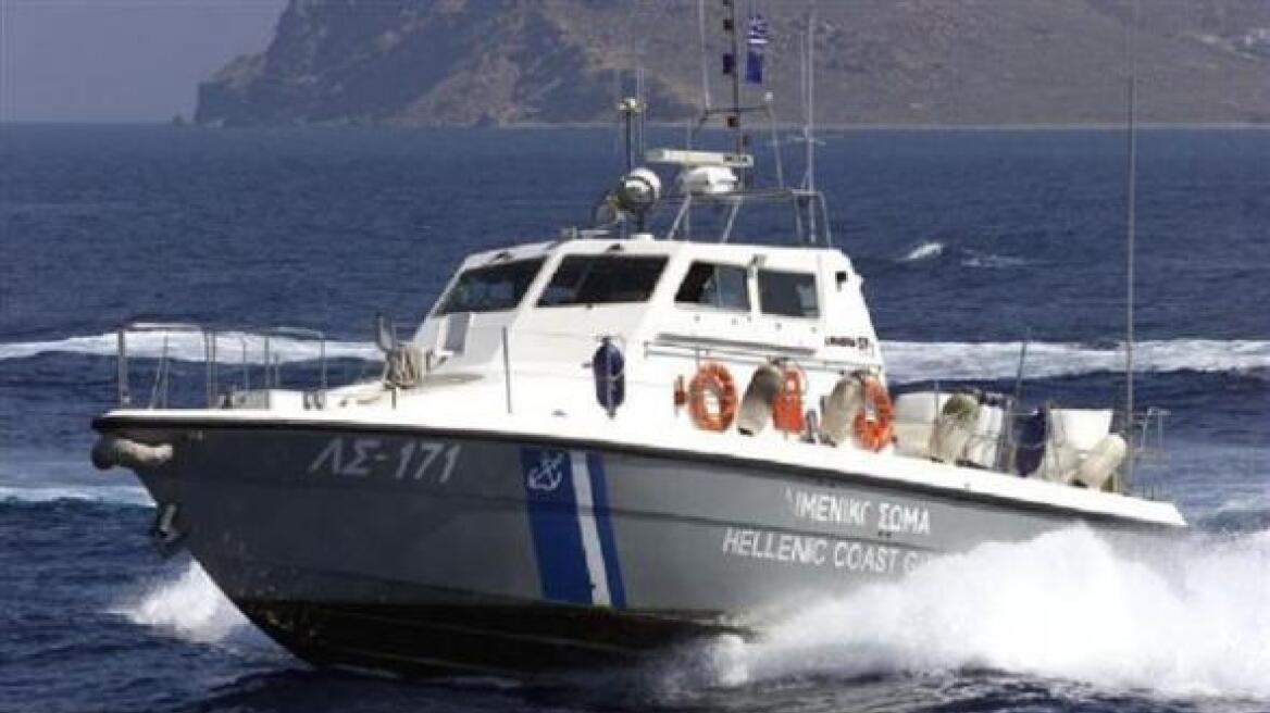 Στη Σαμοθράκη ρυμουλκείται σκάφος με δεκάδες λαθρομετανάστες