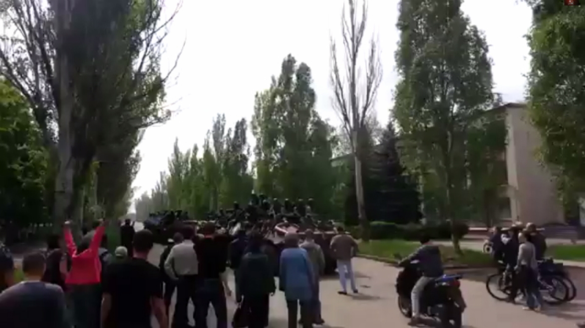 Αγριεμένοι οι κάτοικοι σε Κραματόρσκ και Οδησσό: «Πίσω στο Κίεβο φασίστες» (βίντεο)