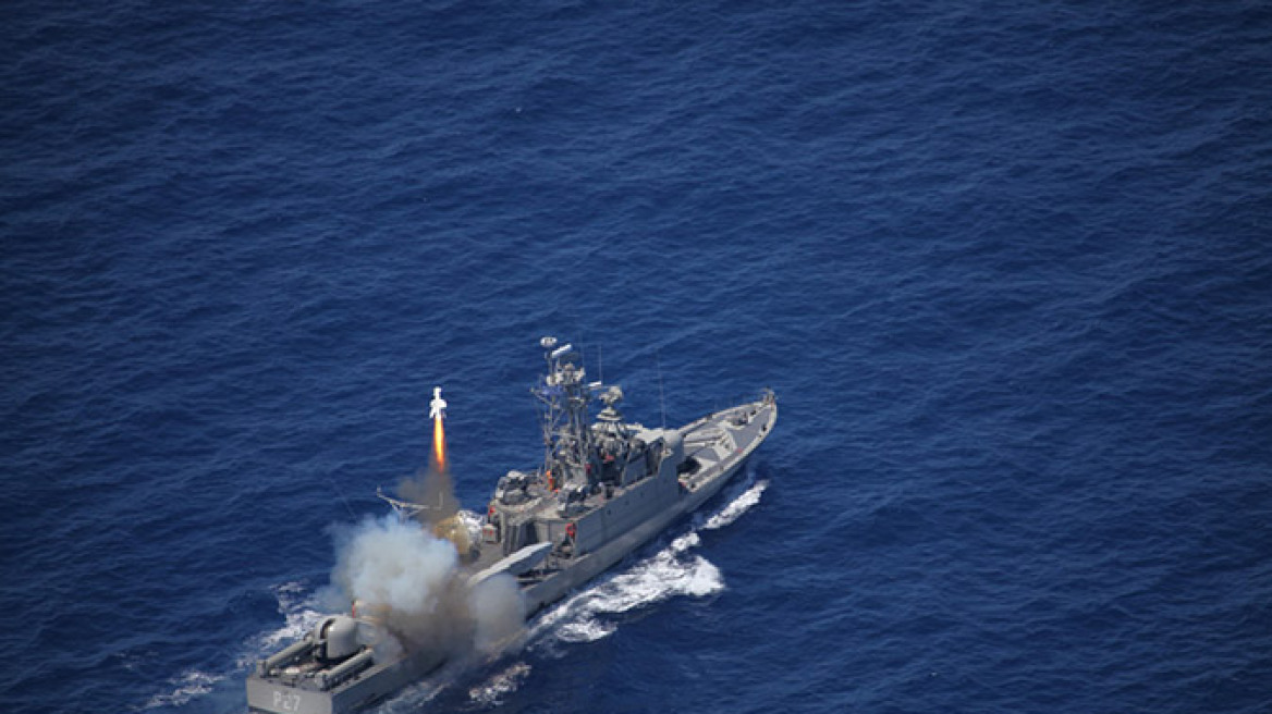 Δείτε εντυπωσιακές φωτογραφίες με βολές πυραύλων από πλοία του Πολεμικού Ναυτικού