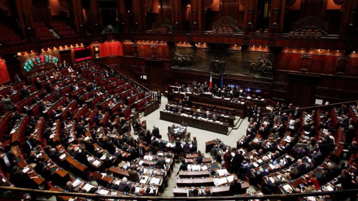Ιταλία: Η κυβέρνηση Ρέντζι πήρε ψήφο εμπιστοσύνης από τη γερουσία με... παρατράγουδα