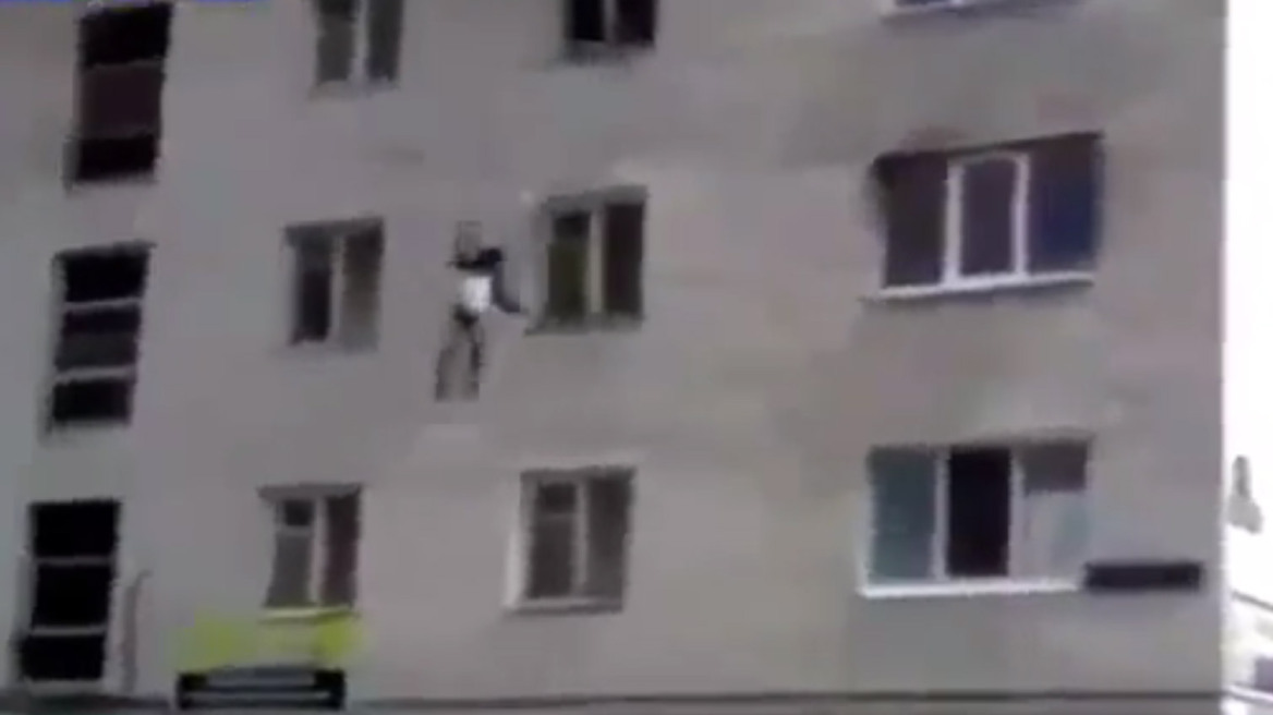 Συγκλονιστικό: μάνα πετάει τα παιδιά της από τον τέταρτο όροφο για να μην καούν ζωντανά!