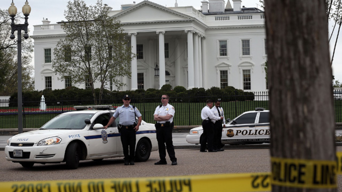 Συναγερμός στο Λευκό Οίκο από άγνωστους που πέταξαν αντικείμενα στην αυλή του