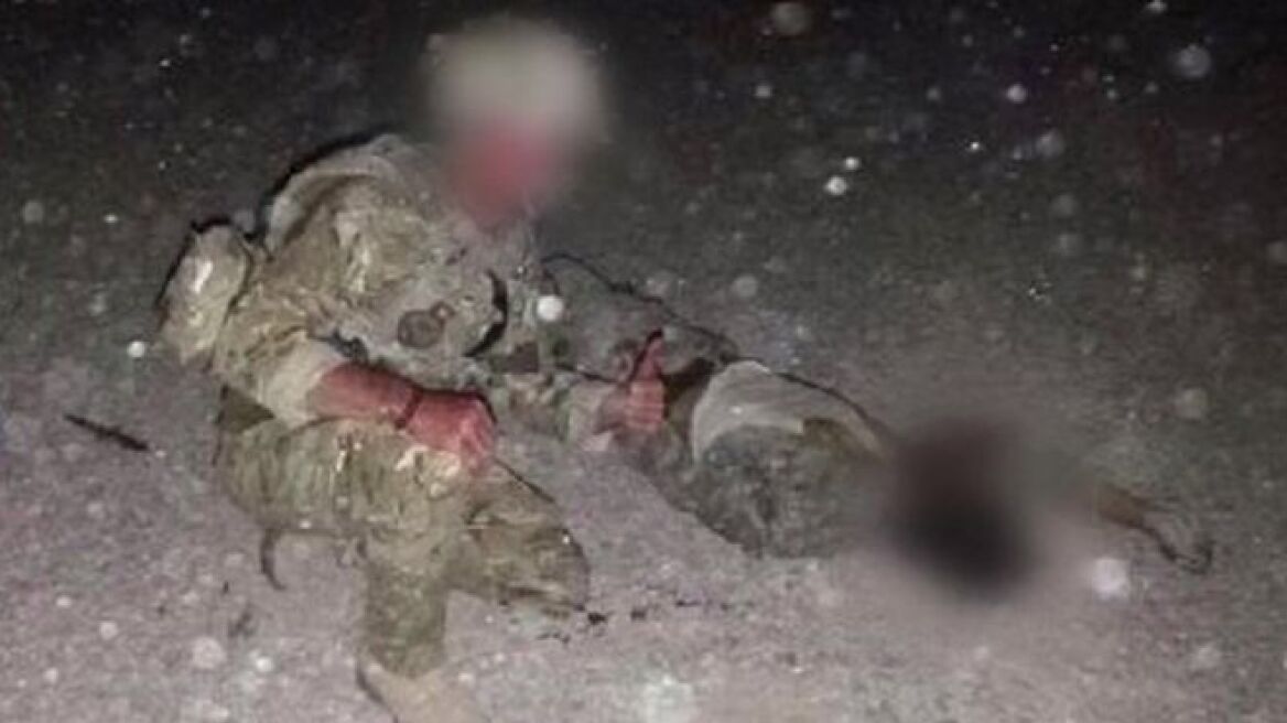 Χαμός στη Βρετανία με φωτογραφία στρατιώτη να ποζάρει δίπλα στο πτώμα Ταλιμπάν