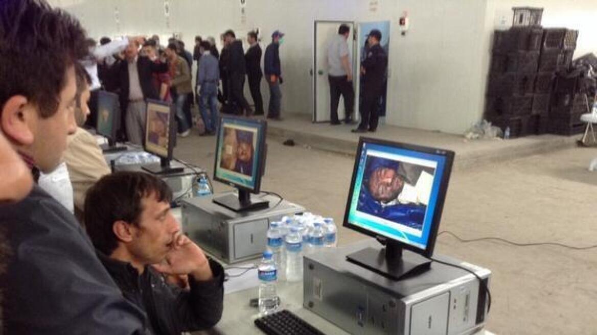 Τουρκία: Συγκλονιστική διαδικασία αναγνώρισης - Ψάχνουν από φωτογραφίες τους νεκρούς τους