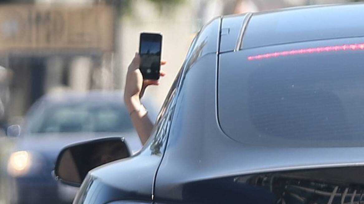 Mila Kunis: Οδηγεί και βγάζει selfies