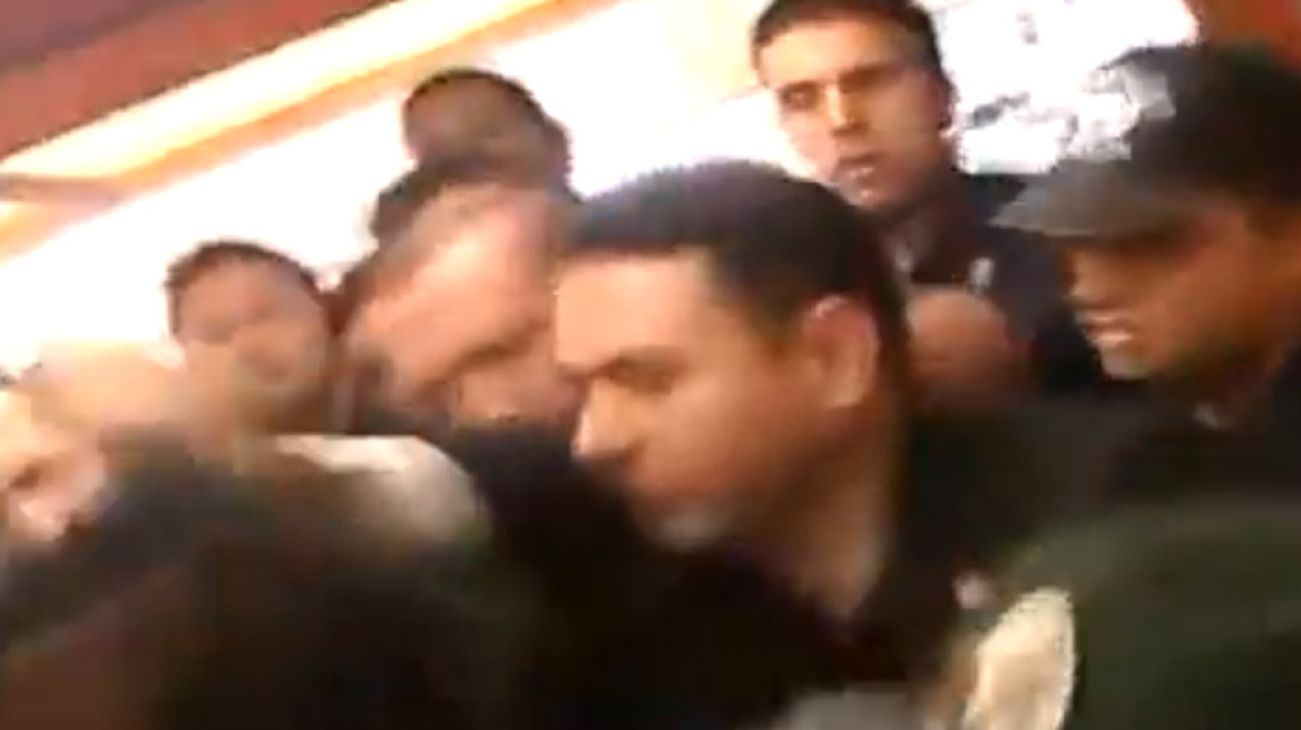 Βίντεο: Εκτός ελέγχου ο Ερντογάν κάνει «κεφαλοκλείδωμα» σε διαδηλωτή!