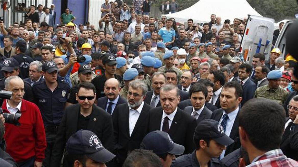 Νταβούτογλου υπέρ Ερντογάν: Ο πρωθυπουργός είναι πάντα κοντά στο λαό του 