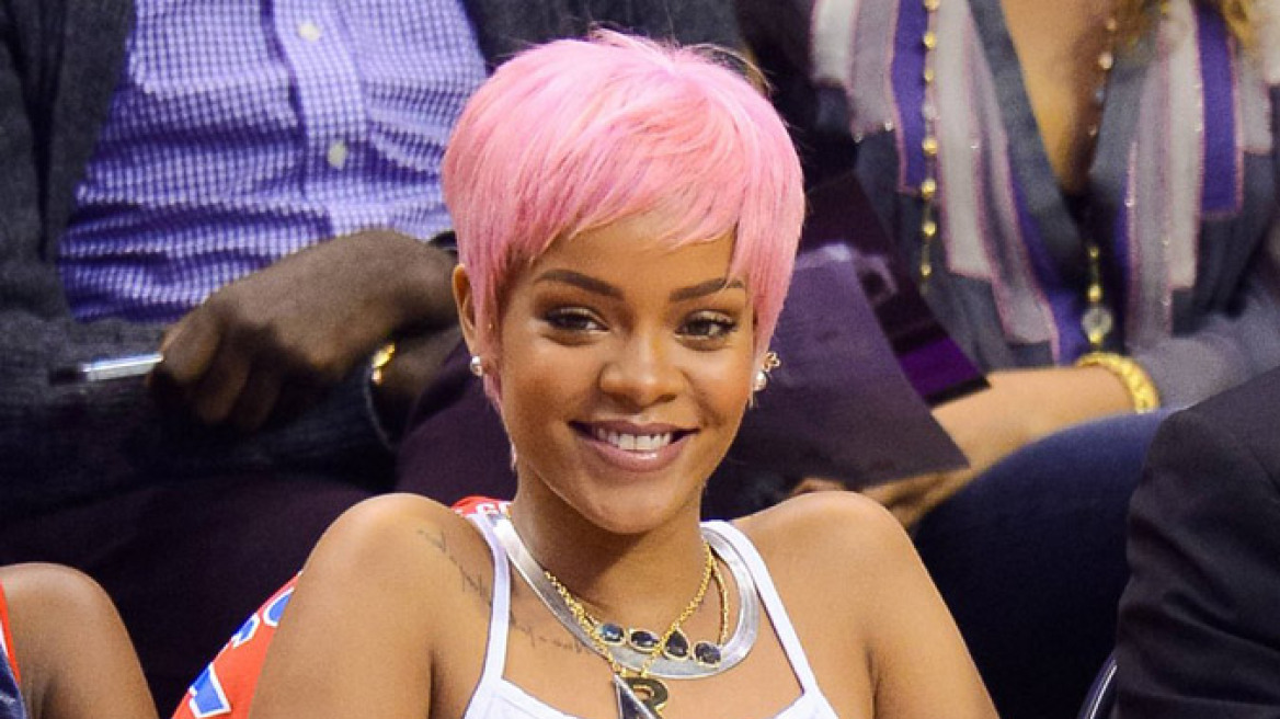 Rihanna: Γιατί χουφτώνει το στήθος της;