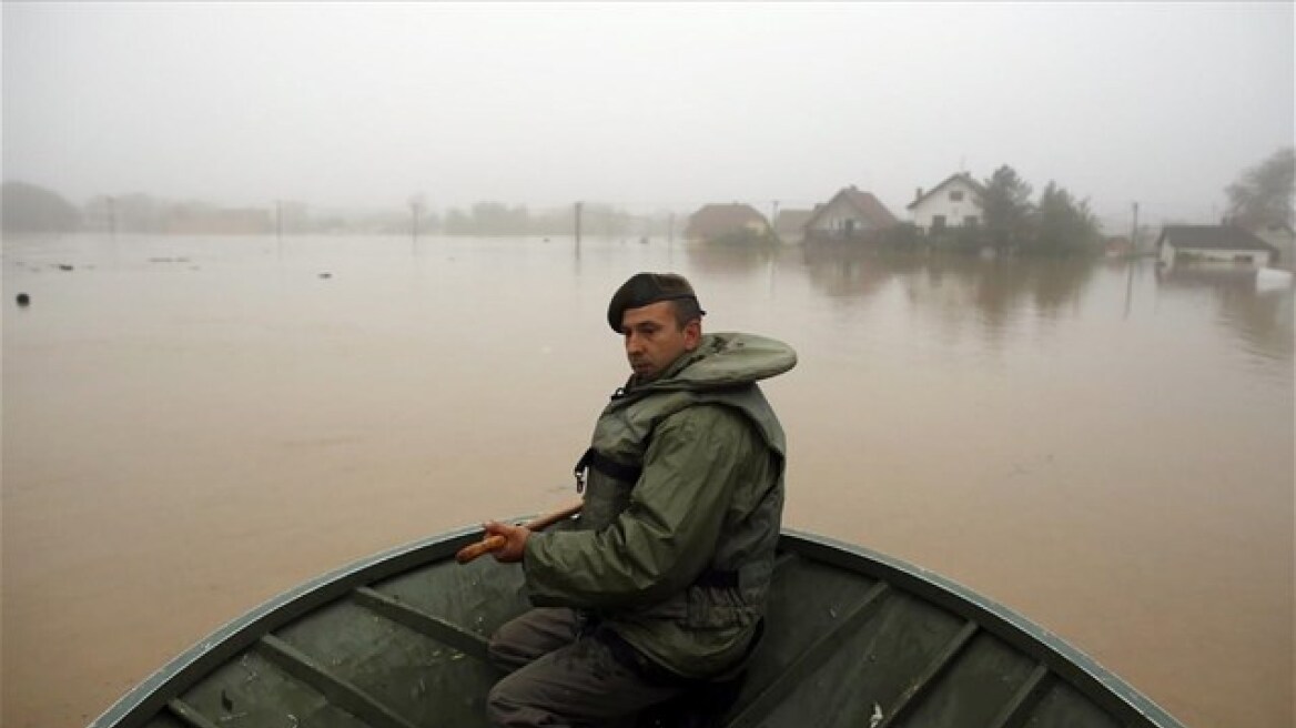 Σερβία: Φεύγουν από τα σπίτια τους 2.510 κάτοικοι λόγω των πλημμυρών