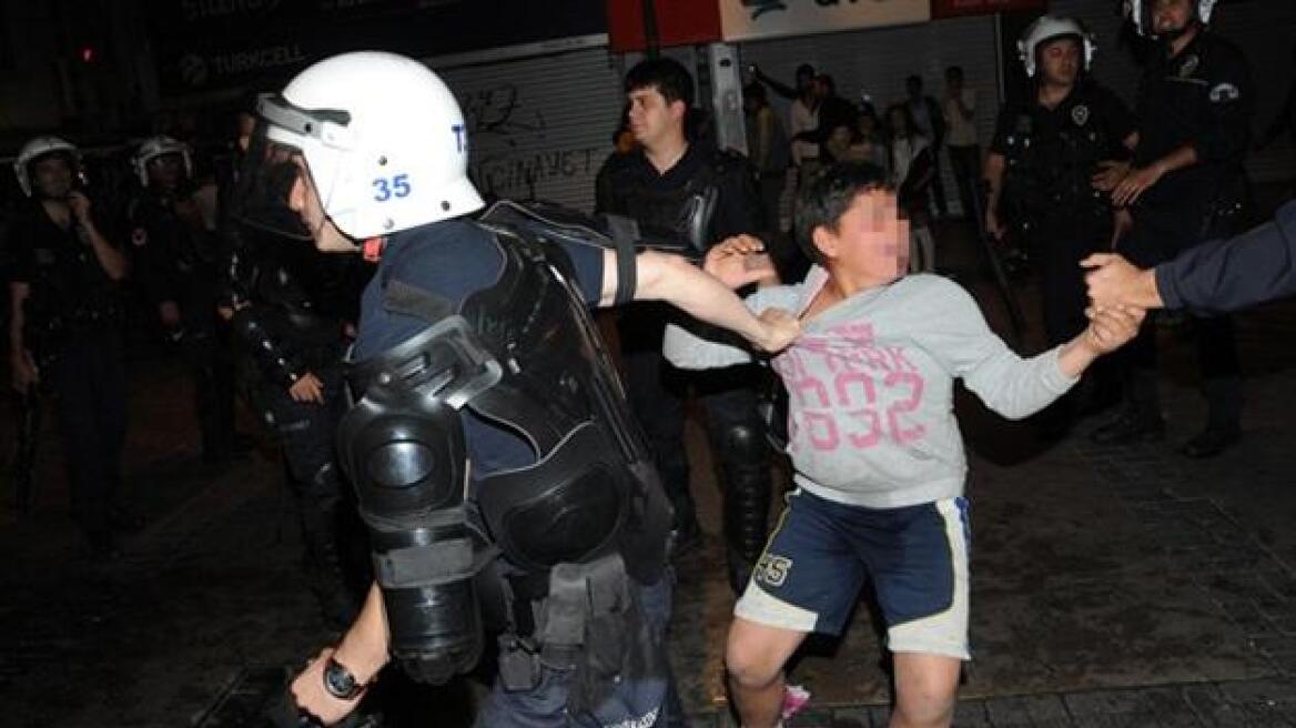 Τουρκία: Δείτε τα ΜΑΤ να «σέρνουν» 10χρονο σε διαδήλωση για τη Σόμα 
