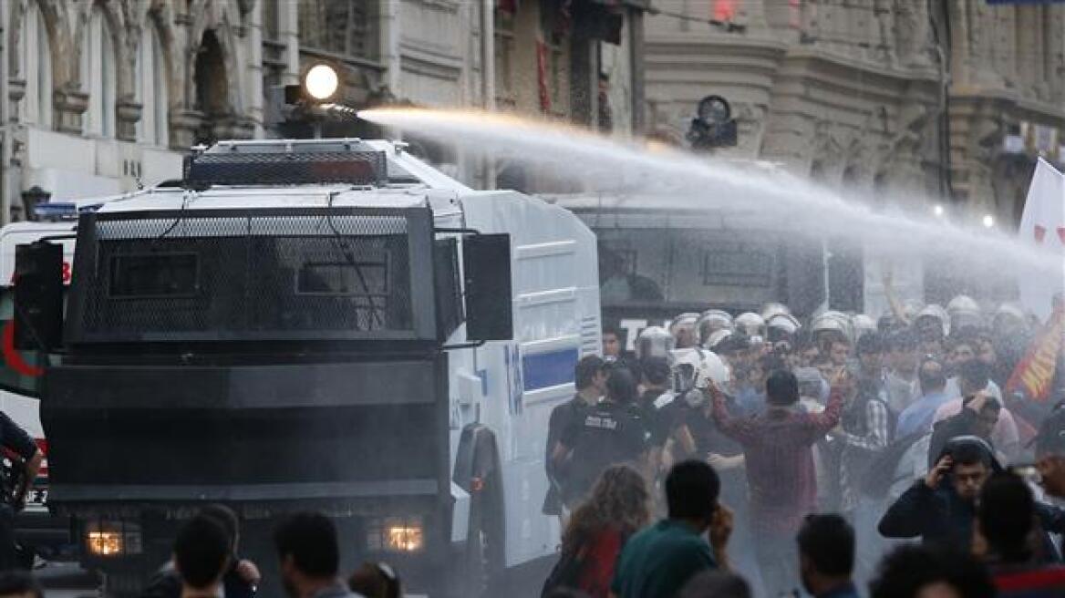 Τουρκία: Με αντλίες νερού και δακρυγόνα η αστυνομία διαλύει τους διαδηλωτές