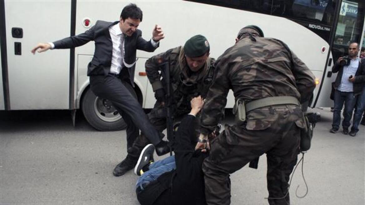 Ο σύμβουλος του Ερντογάν διαμαρτύρεται ότι έφαγε ξύλο από το διαδηλωτή που κλωτσούσε με όλη του τη δύναμη!