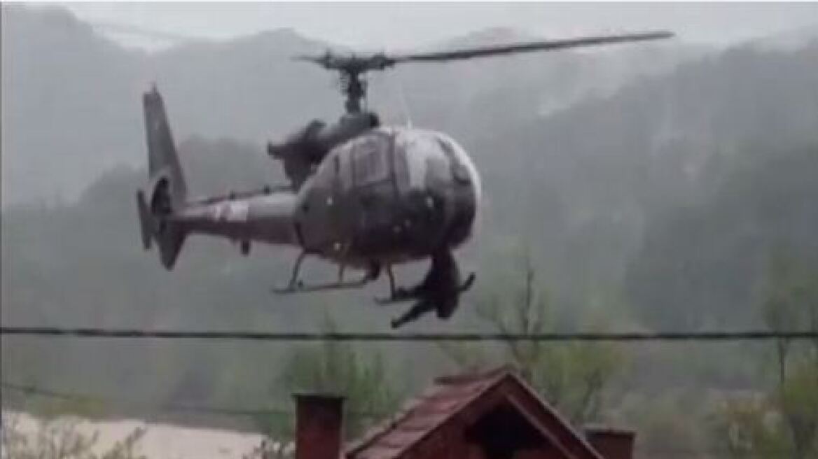 Βοσνία: Σκαρφάλωσε στο ελικόπτερο για να σωθεί από τα νερά!