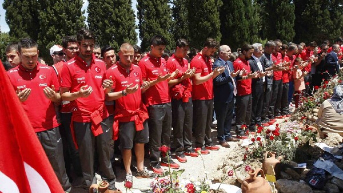 Στη Σόμα η εθνική Τουρκίας - Απέτισαν φόρο τιμής στους ανθρακωρύχους