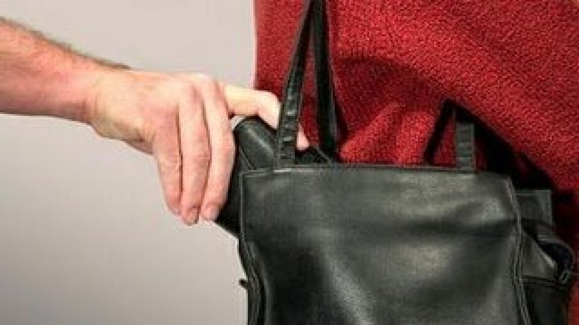 Γυναίκες αναζητούνται για αρπαγή τσάντας