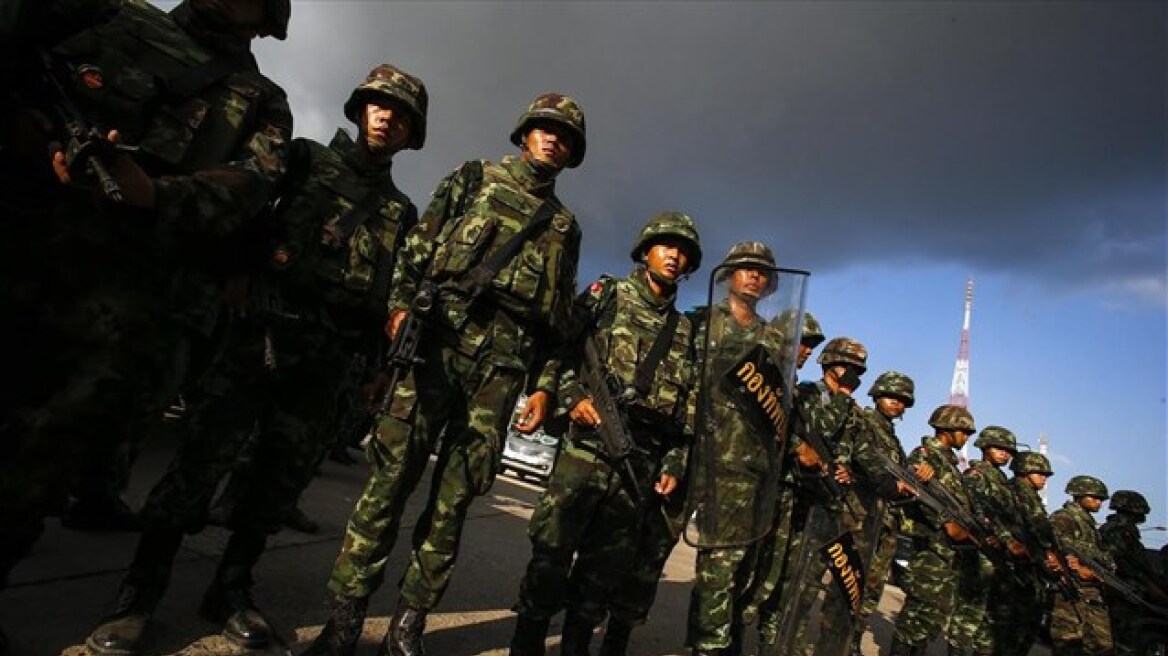 Ταϊλάνδη: Ανέστειλε το Σύνταγμα ο στρατός - Απαγόρευσε τις διαδηλώσεις
