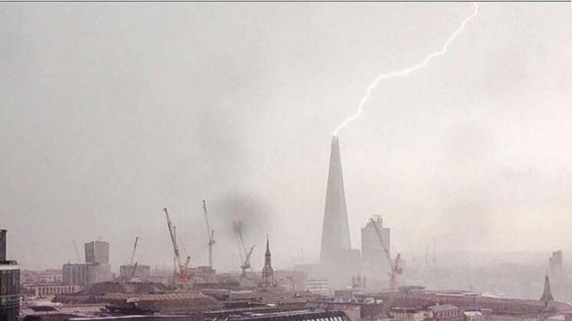 Δείτε βίντεο: Κεραυνός χτύπησε τον πανύψηλο ουρανοξύστη Shard στο Λονδίνο