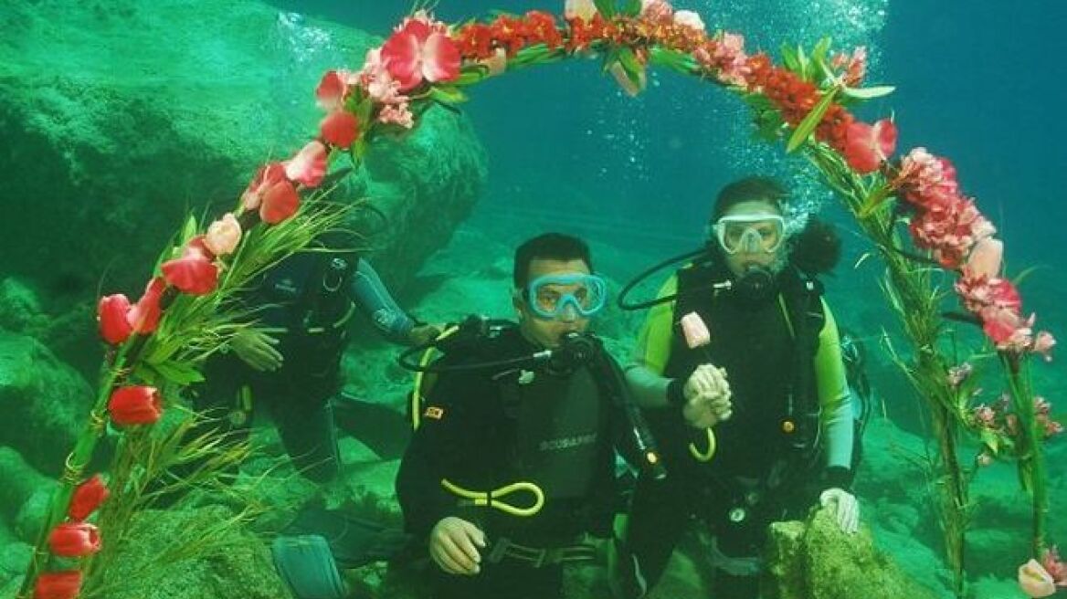Κρήτη: Ρώσοι έκαναν υποβρύχιο γάμο!