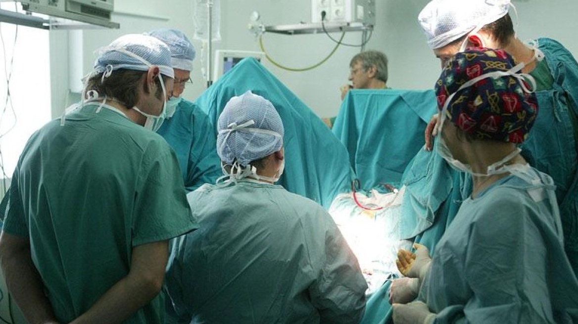Κύπρος: Ξέχασαν χειρουργικό γάντι στο στομάχι 48χρονης 