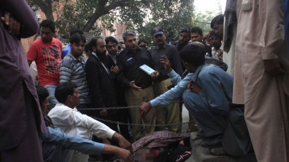 Μεσαίωνας στο Πακιστάν: Η αστυνομία παρακολουθούσε αμέτοχη τον λιθοβολισμό εγκύου