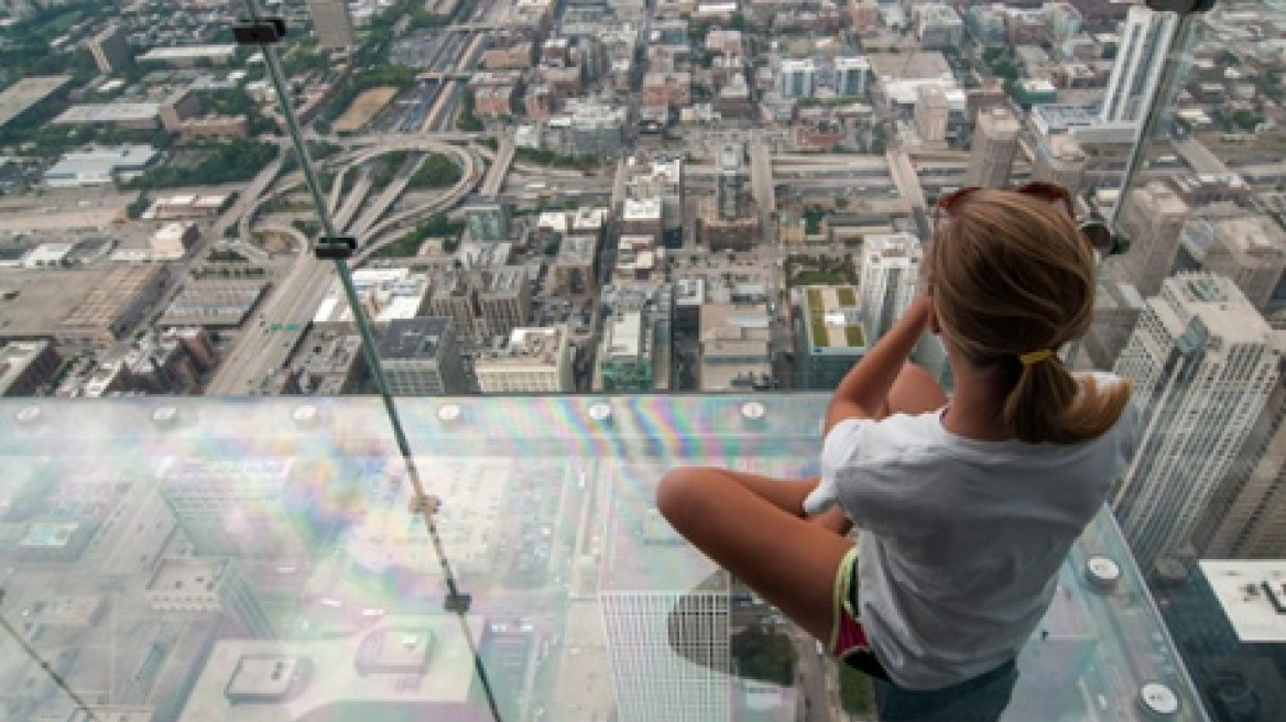Ράγισε το γυάλινο δάπεδο ουρανοξύστη στο Σικάγο!