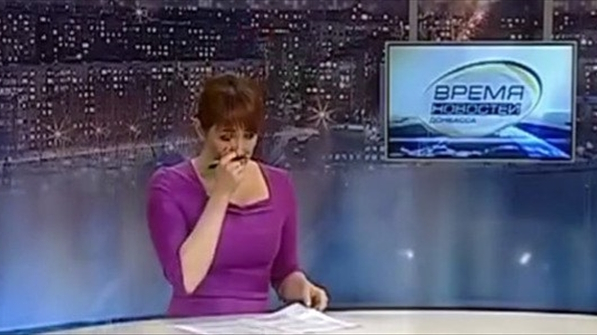 Παρουσιάστρια κεντρικού δελτίου ειδήσεων «λυγίζει» στον αέρα με το τραγούδι παιδιών για την Ουκρανία