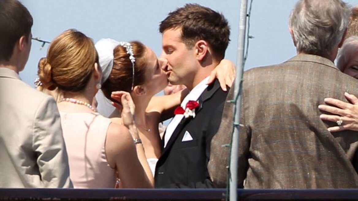 Το γαμήλιο... φιλί της Sienna Miller με τον Bradley Cooper 