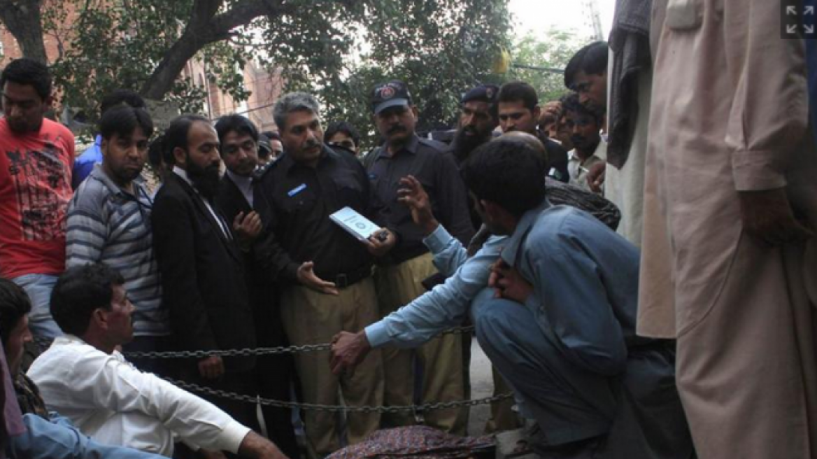 Πακιστάν: Η οικογένεια της γυναίκας που λιθοβολήθηκε κατηγορεί τον σύζυγό της